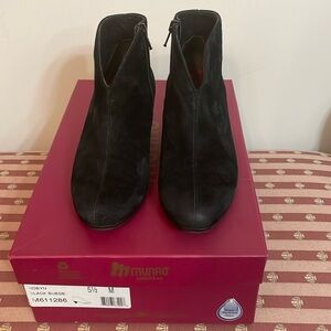MUNRO BLACK SUEDE BOOTIES SIZE 5.5. SO COMFORTABLE